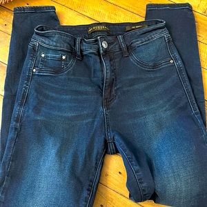 Guess 1981 jeans size 28, ankle length.